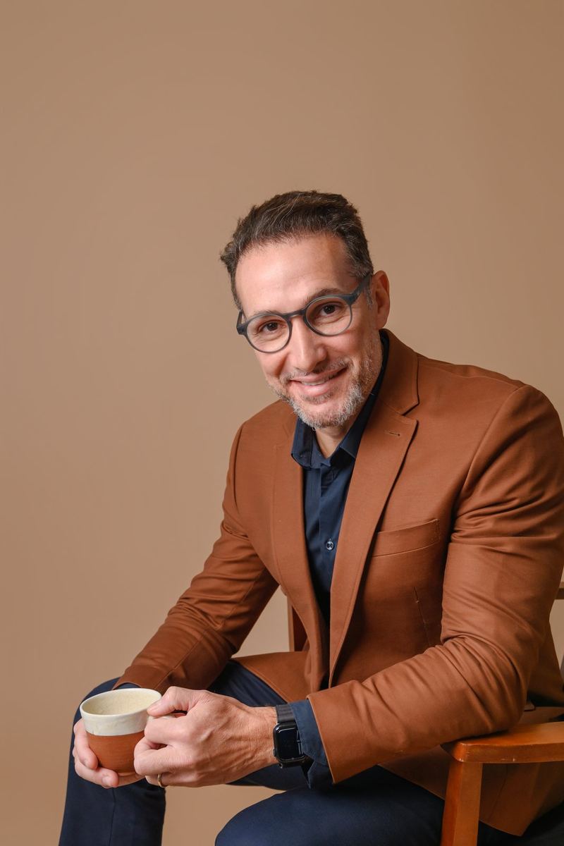 Dr. Leonardo Rosa em consulta no consultório do Leblon